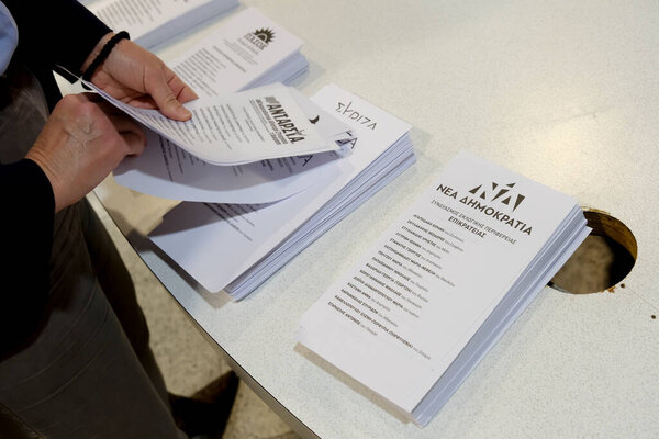 Избирательные бюллетени выставляются на избирательном участке во время парламентских выборов в Греции на избирательном участке в Брюсселе, Бельгия, 20 мая 2023 года.
