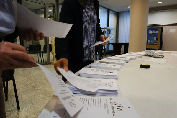 Schede Sono Esposte Seggio Elettorale Durante Elezioni Legislative Greche Seggio — Foto Stock