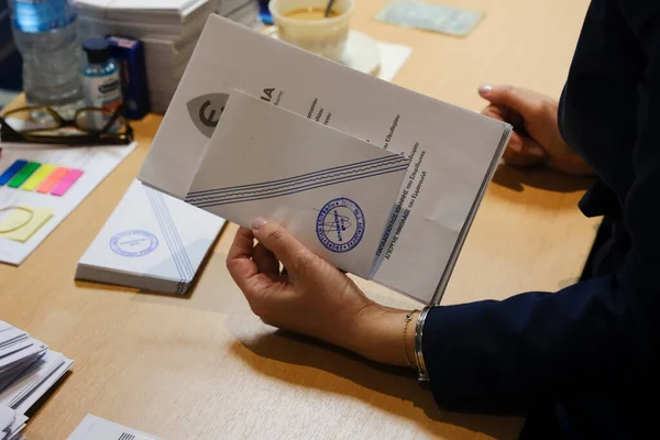 Представители Власти Собирают Урну Голосования Избирательном Участке Время Парламентских Выборов — стоковое фото