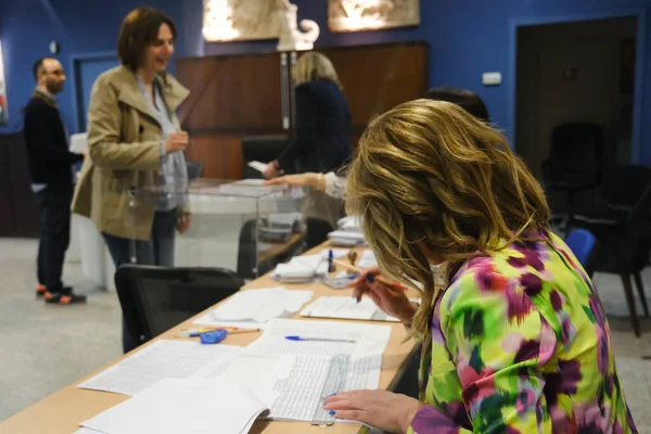 Urzędnicy Wyborczy Zbierają Urnę Wyborczą Lokalu Wyborczym Podczas Greckich Wyborów — Zdjęcie stockowe