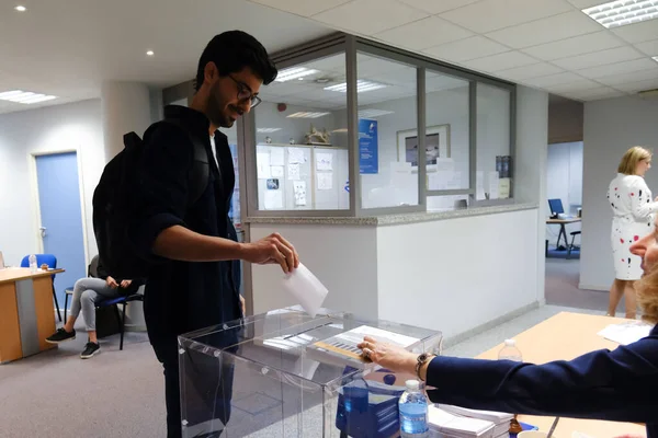 Wyborcy Oddali Swoje Głosy Lokalu Wyborczym Podczas Greckich Wyborów Parlamentarnych — Zdjęcie stockowe