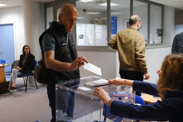 Los Votantes Emiten Sus Votos Centro Votación Durante Las Elecciones —  Fotos de Stock