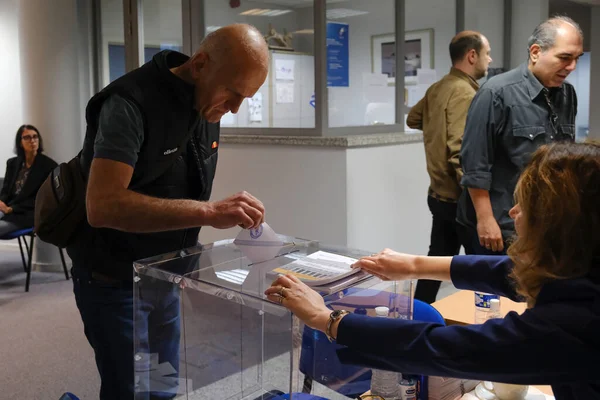 Ψηφοφόροι Ψηφίζουν Εκλογικό Τμήμα Κατά Διάρκεια Των Ελληνικών Βουλευτικών Εκλογών — Φωτογραφία Αρχείου
