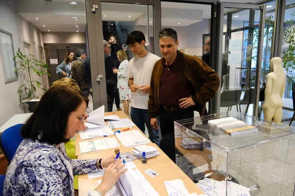 2023年5月20日 希腊立法选举期间 选民在比利时布鲁塞尔的一个投票站投票 — 图库照片