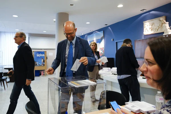 Wyborcy Oddali Swoje Głosy Lokalu Wyborczym Podczas Greckich Wyborów Parlamentarnych — Zdjęcie stockowe