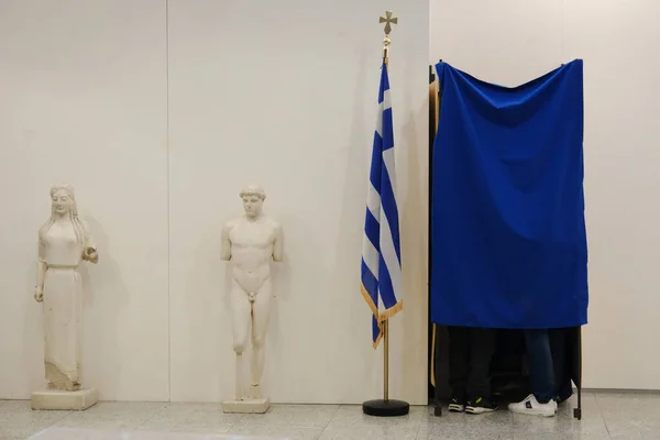 Ψηφοφόροι Ψηφίζουν Εκλογικό Τμήμα Κατά Διάρκεια Των Ελληνικών Βουλευτικών Εκλογών — Φωτογραφία Αρχείου