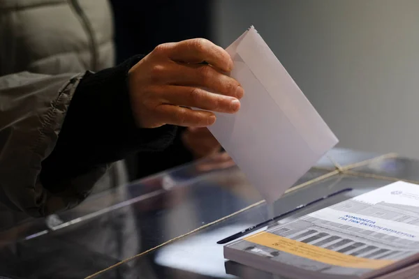 Los Votantes Emiten Sus Votos Centro Votación Durante Las Elecciones — Foto de Stock