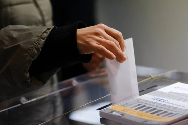 2023年5月20日 希腊立法选举期间 选民在比利时布鲁塞尔的一个投票站投票 — 图库照片