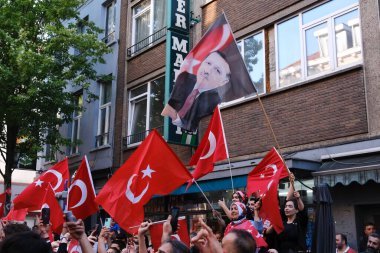 Türkiye Cumhurbaşkanı Erdoğan 'ın destekçileri 28 Mayıs 2023' te Brüksel, Belçika 'da yapılan ikinci tur seçimlerin sonuçlarını kutladılar.