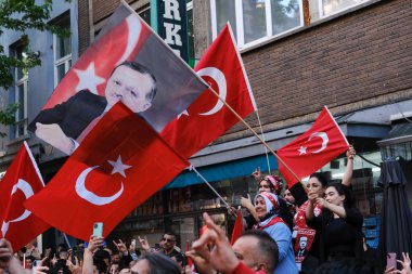 Türkiye Cumhurbaşkanı Erdoğan 'ın destekçileri 28 Mayıs 2023' te Brüksel, Belçika 'da yapılan ikinci tur seçimlerin sonuçlarını kutladılar.