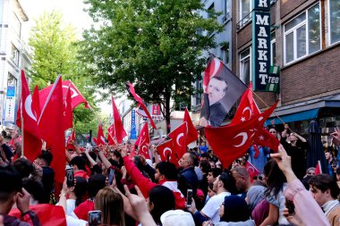 Türkiye Cumhurbaşkanı Erdoğan 'ın destekçileri 28 Mayıs 2023' te Brüksel, Belçika 'da yapılan ikinci tur seçimlerin sonuçlarını kutladılar.