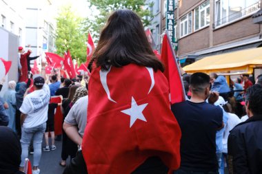 Türkiye Cumhurbaşkanı Erdoğan 'ın destekçileri 28 Mayıs 2023' te Brüksel, Belçika 'da yapılan ikinci tur seçimlerin sonuçlarını kutladılar.