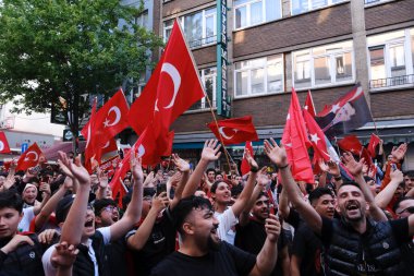 Türkiye Cumhurbaşkanı Erdoğan 'ın destekçileri 28 Mayıs 2023' te Brüksel, Belçika 'da yapılan ikinci tur seçimlerin sonuçlarını kutladılar.