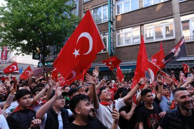 Türkiye Cumhurbaşkanı Erdoğan 'ın destekçileri 28 Mayıs 2023' te Brüksel, Belçika 'da yapılan ikinci tur seçimlerin sonuçlarını kutladılar.