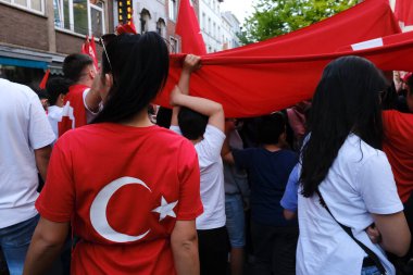 Türkiye Cumhurbaşkanı Erdoğan 'ın destekçileri 28 Mayıs 2023' te Brüksel, Belçika 'da yapılan ikinci tur seçimlerin sonuçlarını kutladılar.