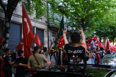Türkiye Cumhurbaşkanı Erdoğan 'ın destekçileri 28 Mayıs 2023' te Brüksel, Belçika 'da yapılan ikinci tur seçimlerin sonuçlarını kutladılar.