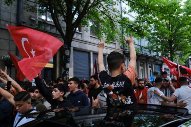 Türkiye Cumhurbaşkanı Erdoğan 'ın destekçileri 28 Mayıs 2023' te Brüksel, Belçika 'da yapılan ikinci tur seçimlerin sonuçlarını kutladılar.