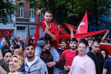 Türkiye Cumhurbaşkanı Erdoğan 'ın destekçileri 28 Mayıs 2023' te Brüksel, Belçika 'da yapılan ikinci tur seçimlerin sonuçlarını kutladılar.