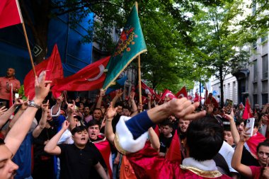 Türkiye Cumhurbaşkanı Erdoğan 'ın destekçileri 28 Mayıs 2023' te Brüksel, Belçika 'da yapılan ikinci tur seçimlerin sonuçlarını kutladılar.