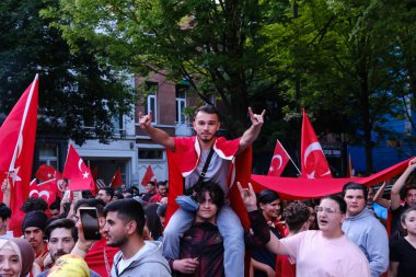 Türkiye Cumhurbaşkanı Erdoğan 'ın destekçileri 28 Mayıs 2023' te Brüksel, Belçika 'da yapılan ikinci tur seçimlerin sonuçlarını kutladılar.