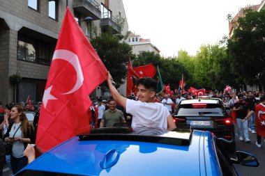 Türkiye Cumhurbaşkanı Erdoğan 'ın destekçileri 28 Mayıs 2023' te Brüksel, Belçika 'da yapılan ikinci tur seçimlerin sonuçlarını kutladılar.