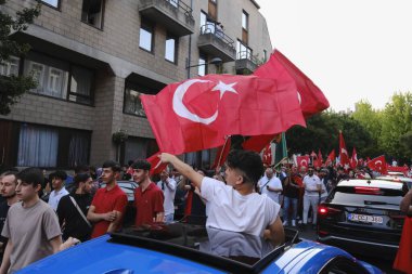 Türkiye Cumhurbaşkanı Erdoğan 'ın destekçileri 28 Mayıs 2023' te Brüksel, Belçika 'da yapılan ikinci tur seçimlerin sonuçlarını kutladılar.