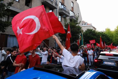 Türkiye Cumhurbaşkanı Erdoğan 'ın destekçileri 28 Mayıs 2023' te Brüksel, Belçika 'da yapılan ikinci tur seçimlerin sonuçlarını kutladılar.