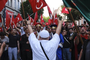 Türkiye Cumhurbaşkanı Erdoğan 'ın destekçileri 28 Mayıs 2023' te Brüksel, Belçika 'da yapılan ikinci tur seçimlerin sonuçlarını kutladılar.