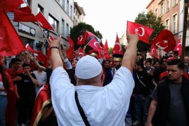 Türkiye Cumhurbaşkanı Erdoğan 'ın destekçileri 28 Mayıs 2023' te Brüksel, Belçika 'da yapılan ikinci tur seçimlerin sonuçlarını kutladılar.