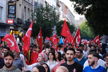 Türkiye Cumhurbaşkanı Erdoğan 'ın destekçileri 28 Mayıs 2023' te Brüksel, Belçika 'da yapılan ikinci tur seçimlerin sonuçlarını kutladılar.