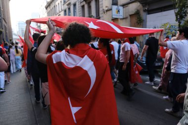 Türkiye Cumhurbaşkanı Erdoğan 'ın destekçileri 28 Mayıs 2023' te Brüksel, Belçika 'da yapılan ikinci tur seçimlerin sonuçlarını kutladılar.