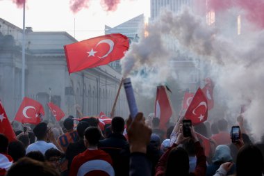 Türkiye Cumhurbaşkanı Erdoğan 'ın destekçileri 28 Mayıs 2023' te Brüksel, Belçika 'da yapılan ikinci tur seçimlerin sonuçlarını kutladılar.