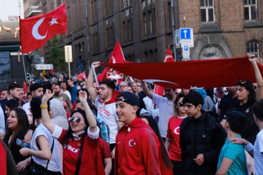 Türkiye Cumhurbaşkanı Erdoğan 'ın destekçileri 28 Mayıs 2023' te Brüksel, Belçika 'da yapılan ikinci tur seçimlerin sonuçlarını kutladılar.