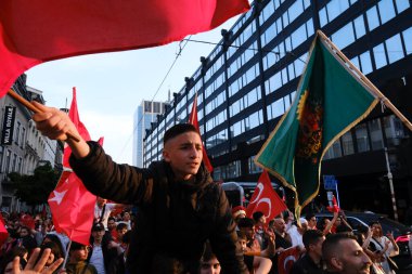 Türkiye Cumhurbaşkanı Erdoğan 'ın destekçileri 28 Mayıs 2023' te Brüksel, Belçika 'da yapılan ikinci tur seçimlerin sonuçlarını kutladılar.