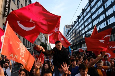 Türkiye Cumhurbaşkanı Erdoğan 'ın destekçileri 28 Mayıs 2023' te Brüksel, Belçika 'da yapılan ikinci tur seçimlerin sonuçlarını kutladılar.