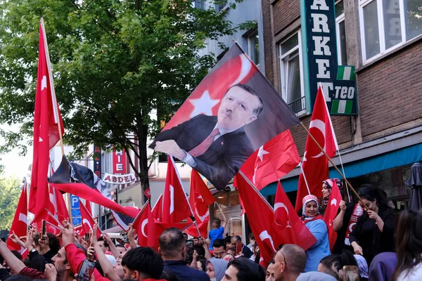 トルコのエルドアン大統領の支持者は 5月28 2023にベルギーのブリュッセルでの流出選挙の結果を祝う — ストック写真