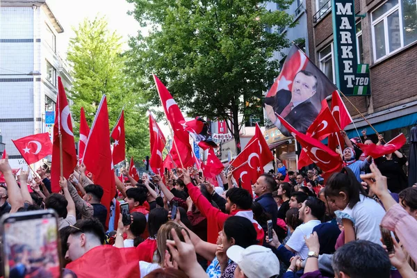 Türkiye Cumhurbaşkanı Erdoğan 'ın destekçileri 28 Mayıs 2023' te Brüksel, Belçika 'da yapılan ikinci tur seçimlerin sonuçlarını kutladılar.