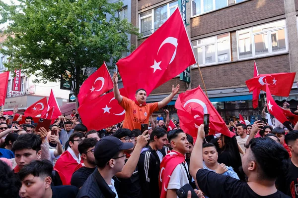 Türkiye Cumhurbaşkanı Erdoğan 'ın destekçileri 28 Mayıs 2023' te Brüksel, Belçika 'da yapılan ikinci tur seçimlerin sonuçlarını kutladılar.