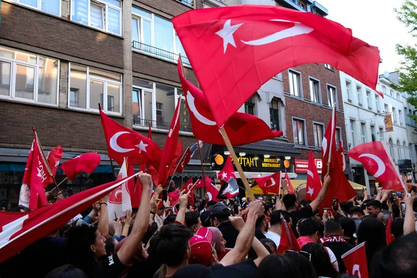 Türkiye Cumhurbaşkanı Erdoğan 'ın destekçileri 28 Mayıs 2023' te Brüksel, Belçika 'da yapılan ikinci tur seçimlerin sonuçlarını kutladılar.