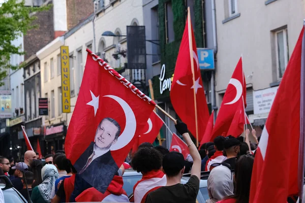 トルコのエルドアン大統領の支持者は 5月28 2023にベルギーのブリュッセルでの流出選挙の結果を祝う — ストック写真