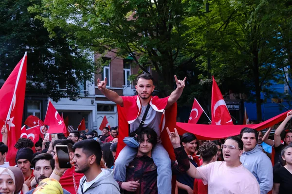 Türkiye Cumhurbaşkanı Erdoğan 'ın destekçileri 28 Mayıs 2023' te Brüksel, Belçika 'da yapılan ikinci tur seçimlerin sonuçlarını kutladılar.