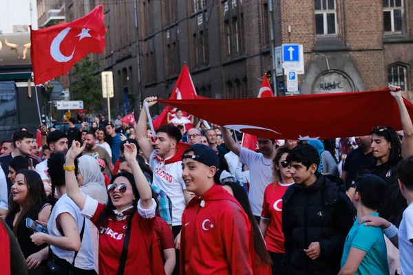 Türkiye Cumhurbaşkanı Erdoğan 'ın destekçileri 28 Mayıs 2023' te Brüksel, Belçika 'da yapılan ikinci tur seçimlerin sonuçlarını kutladılar.