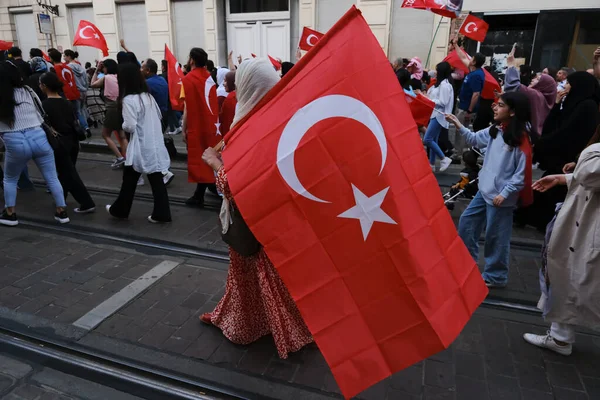 土耳其总统埃尔多安的支持者在2023年5月28日比利时布鲁塞尔决选结果出来后庆祝 — 图库照片