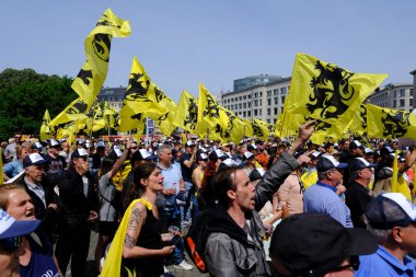 Flaman aşırı sağ partisi Vlaams Belang 'ın destekçileri 29 Mayıs 2023' te Brüksel, Belçika 'da düzenlenen bir protesto sırasında Flandre' nin bayraklarını sallıyorlar..