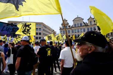 Flaman aşırı sağ partisi Vlaams Belang 'ın destekçileri 29 Mayıs 2023' te Brüksel, Belçika 'da düzenlenen bir protesto sırasında Flandre' nin bayraklarını sallıyorlar..