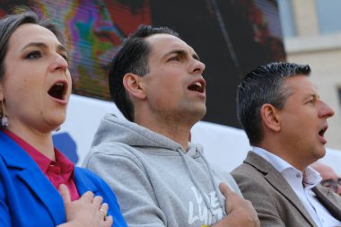 Vlaams Belang başkanı Tom Van Grieken, 29 Mayıs 2023 'te Belçika' nın Brüksel kentinde düzenlenen aşırı sağ Flaman partisi Vlaams Belang 'ın protesto toplantısında bir konuşma yaptı..