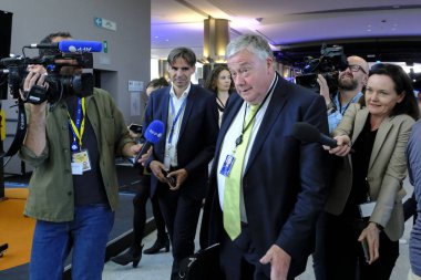 Avrupa Parlamentosu üyesi Marc Tarabella, genel seçimlere katılmak üzere basın mensuplarına konuştu. Brüksel, Belçika 31 Mayıs 2023.