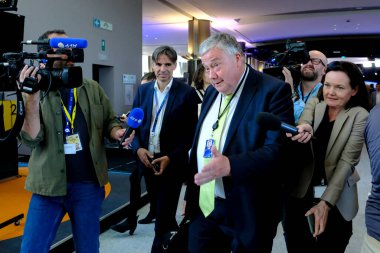 Avrupa Parlamentosu üyesi Marc Tarabella, genel seçimlere katılmak üzere basın mensuplarına konuştu. Brüksel, Belçika 31 Mayıs 2023.