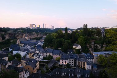 Haziran 'da Lüksemburg' da Alzette 'in nehir kıyısındaki evlerin görüntüsü. 7, 2023.