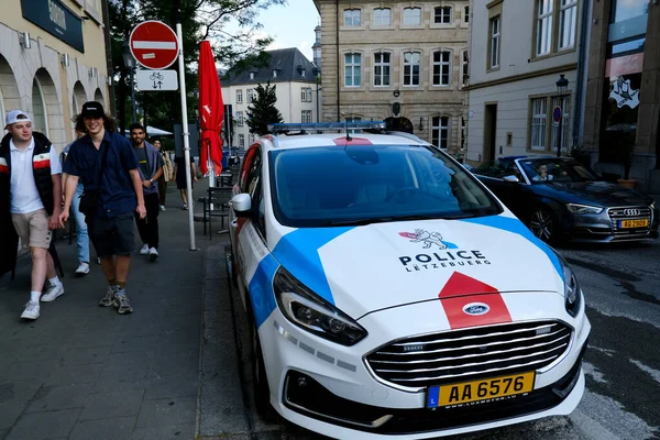 Haziran 'da Lüksemburg' un ana caddesinde bir polis arabası. 7, 2023.